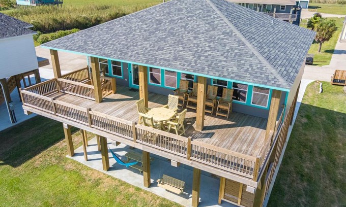 Crystal Beach House | Stylish 4BR Crystal Beach Retreat Walk to Beach