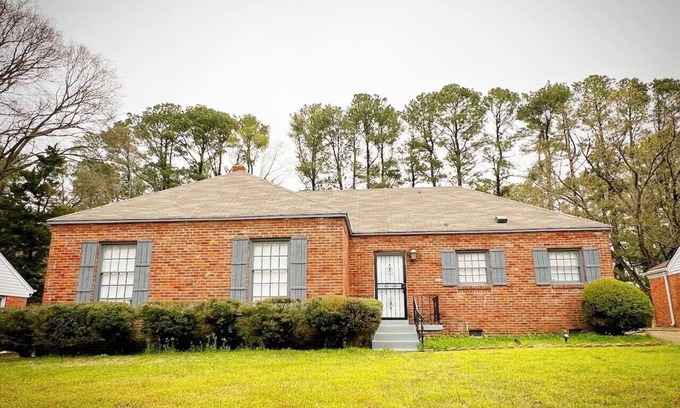 East Memphis House | Stylish 4BR Home Large Backyard Prime Location