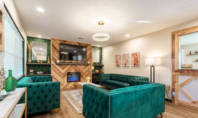 Springdale House | Stylish and funky, minutes away from everything NWA has to offer!