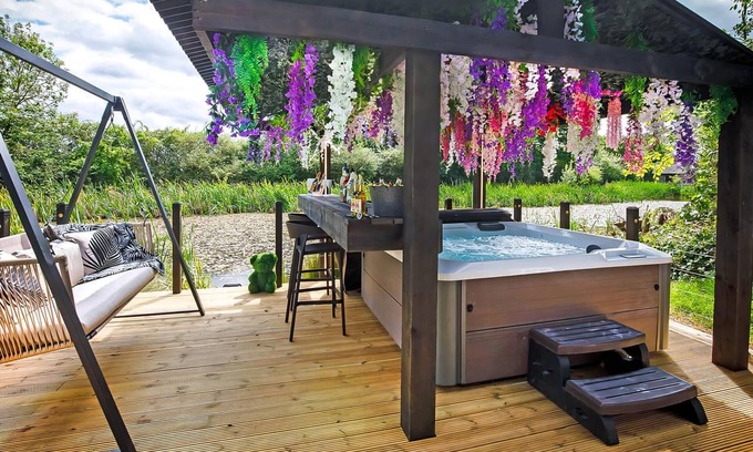 Selby Ski Chalet | Stylish and luxurious open plan lodge with underfloor heating and smart TV.