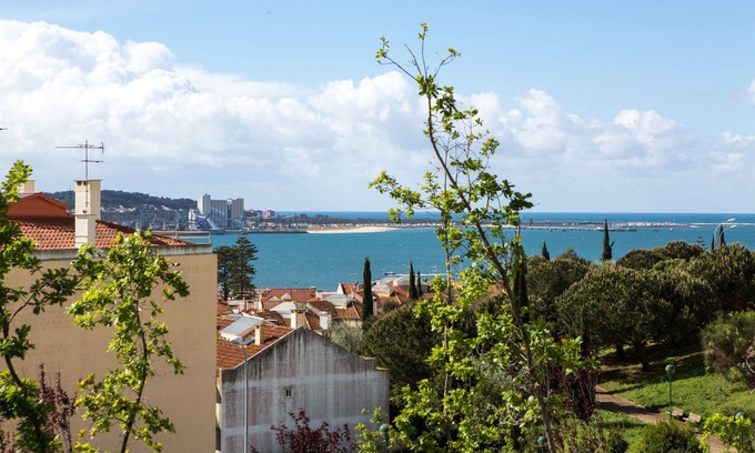 Alges Apartment | Stylish apartment between Lisbon and Caiscais