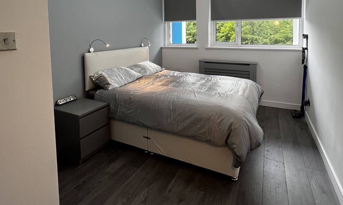 Baguley Apartment | Stylish Apartment for 3 Guests With Parking, Close to City Center, MCR Airport