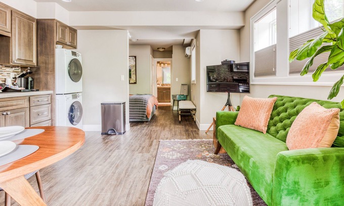 Goose Hollow Apartment | Stylish city gem near stadium with high-speed WiFi, kitchenette and private W/D