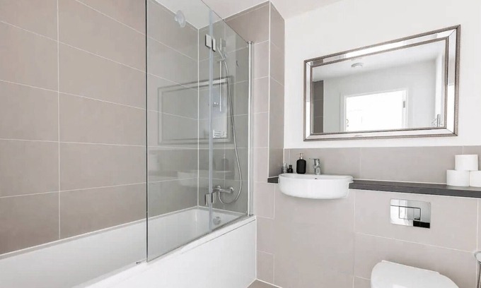 South Harrow Apartment | Stylish & Comfortable Top-Floor Flat in Harrow