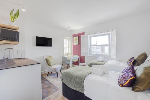 Folkestone Apartment | Stylish Eco Aparthotel in Folkestone Studios with Kitchenettes - Perfect for Contractors and Holiday Makers