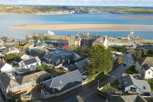 Treator Apartment | Stylish estuary view apartment