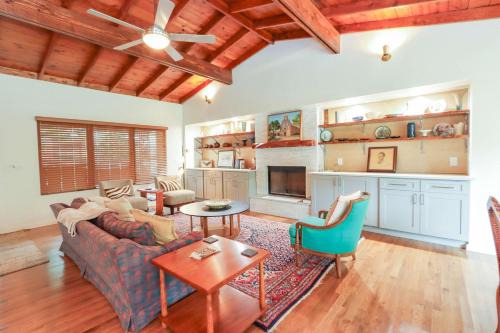 Alamo Heights House | Stylish Family Mid Century Modern 4 bed