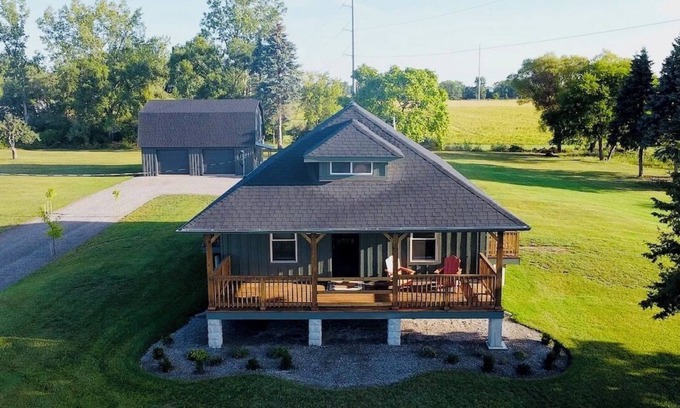 Linwood Other | STYLISH FARMHOUSE AC + LAWNCAREn7 MIN TO BAY CITYnCONVENIENT TO MAJOR SHOPPING