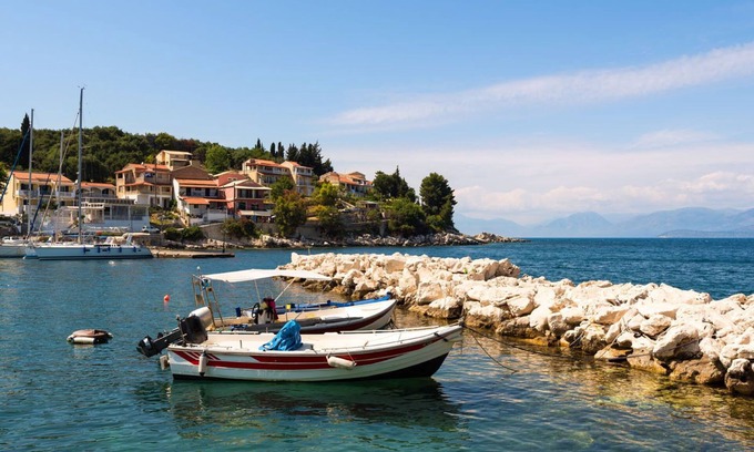 Kassiopi Apartment | Stylish First Floor Two Bedroom Flat in Kassiopi With Breakfast