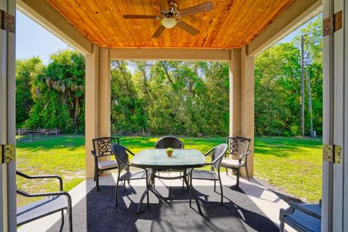 Port Charlotte House | Stylish Fun & Comfy - Mins to Beaches - Backyard