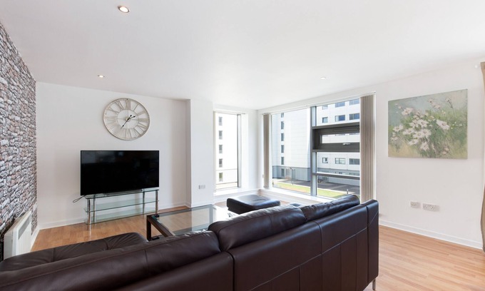 Newhaven Apartment | Stylish Garden View Apartment