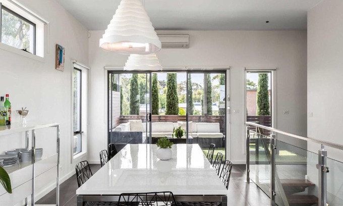 St Leonards House | Stylish getaway near beach with stunning sunsets