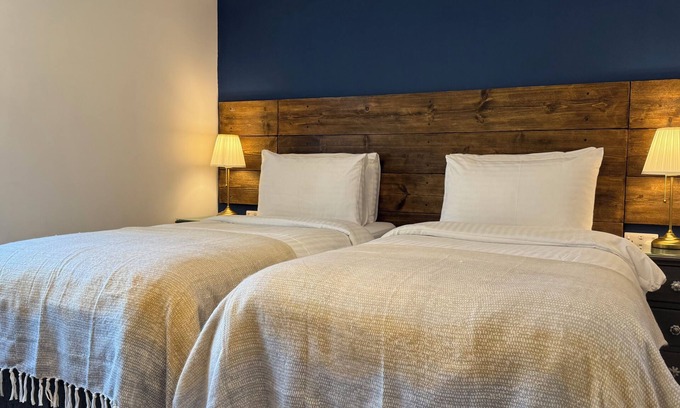 Chard Apartment | Stylish Ground Studio with Kitchenette - Twin or SuperKing