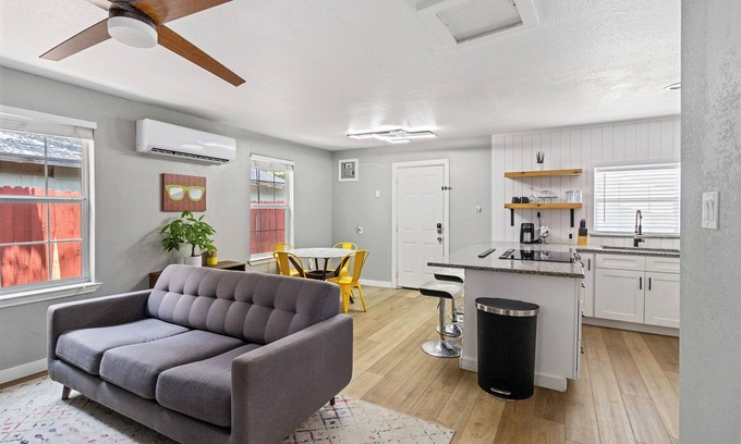 Oak Cliff Cottage | Stylish Guesthouse