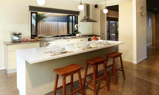 Inverloch House | Stylish Living- Fireplace, WiFi, Linen, 4 bdrm, Beach 850m