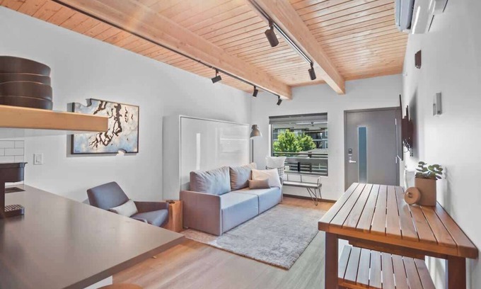 West Central Apartment | Stylish loft with city view at Kendall Yards Suite