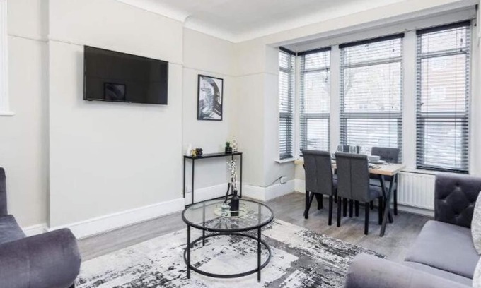 Southend-on-Sea Apartment | Stylish & Lovely 2BR City Centre Near High St by Luxiety Stays