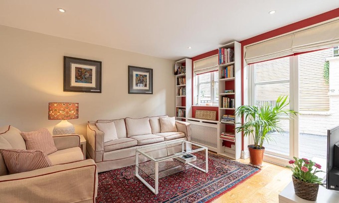 East Putney House | Stylish Mews house with parking