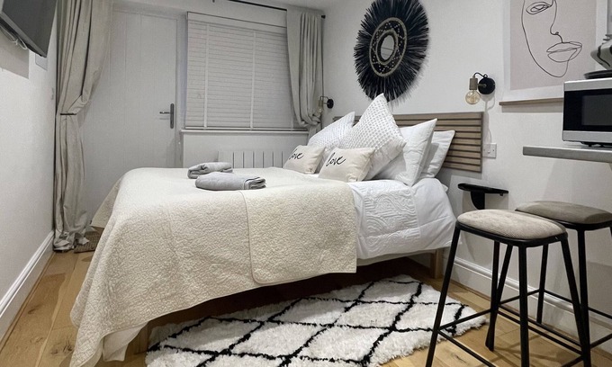 Broadstairs Apartment | Stylish modern one bedroom with kitchenette and en suite shower room