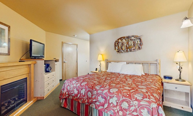 Downtown Leavenworth Hotel | Stylish mountain retreat steps from downtown Leavenworth!