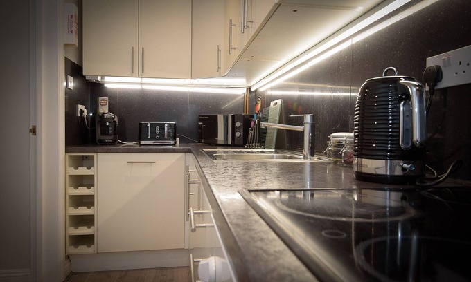 Montpellier Apartment | Stylish Racing Themed 3 BR Apt