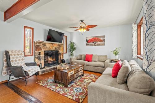 East Stroudsburg House | Stylish Renovated Home Open Layout Coffee Bar Near Hiking Waterfalls