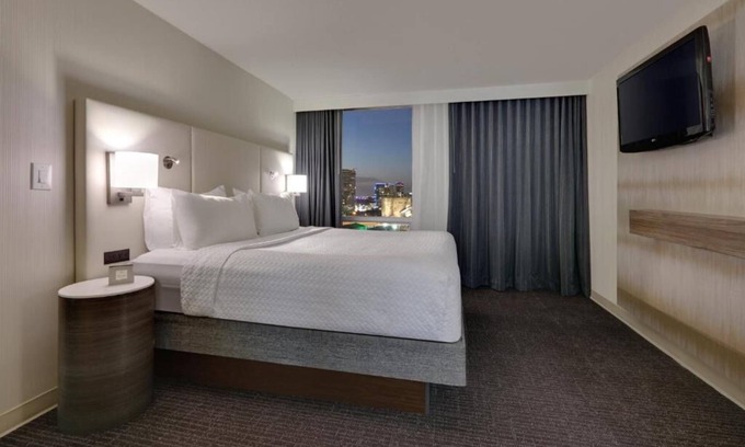 Downtown Dallas Hotel | Stylish Room Elegant Décor in the Heart of Dallas! Outdoor Pool!