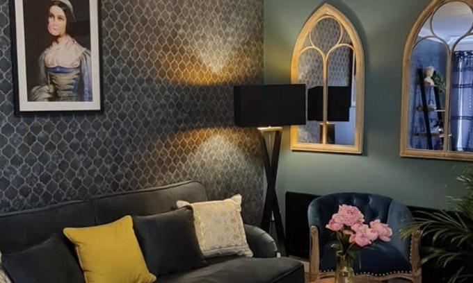 Perth House | Stylish Scottish House with garden and parking
