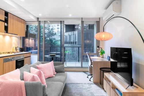 South Yarra Apartment | Stylish South Yarra Stay - Pool & Wellness Perks