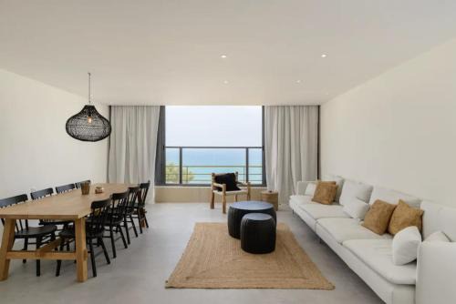 Netanya Apartment | Stylish & Spacious 3 bedroom apartment by the Sea