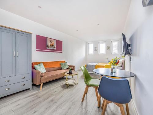 Portsmouth City Centre Apartment | Stylish Studio Apartment