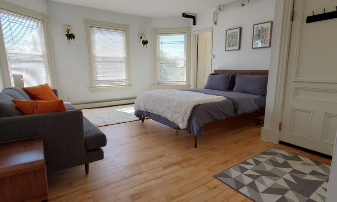 Old North End Apartment | Stylish Studio in the Queen Cityn