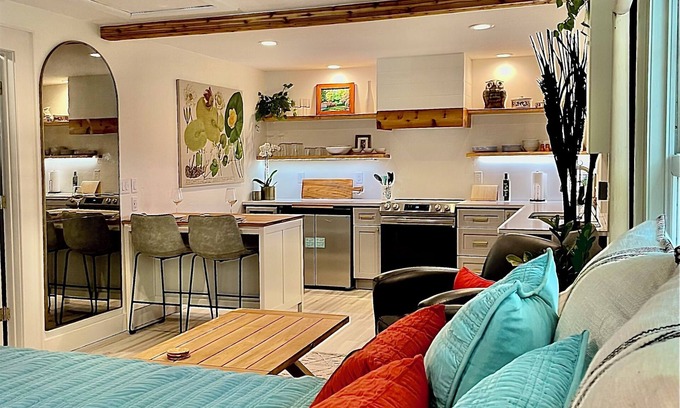 High Springs Apartment | Stylish Studio in Historic High Springs, 5 min Walk to Restaurants, Shops, Bars!