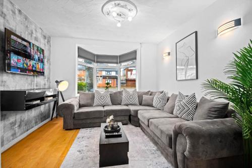 Acocks Green House | Stylish Three Bedroom House - Accommodates 7 - Parking Available - Garden - Recently Renovated - Top Rated - 162S