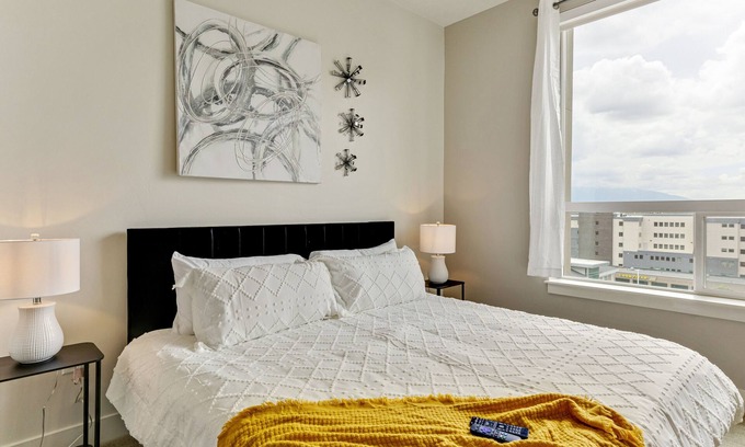 Downtown Salt Lake City Apartment | Stylish Top floor apt/Gym/Hottub/Garage/Pool