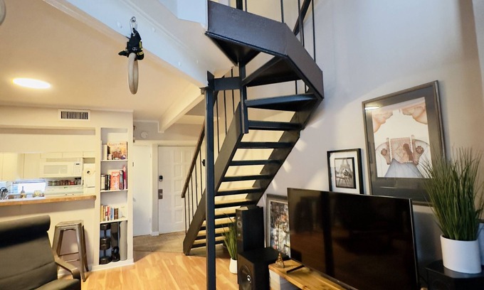 Turtle Creek Condo | Stylish Uptown Dallas Loft: Pet-Friendly, Hi-Fi Sound, Private Patio & Grill