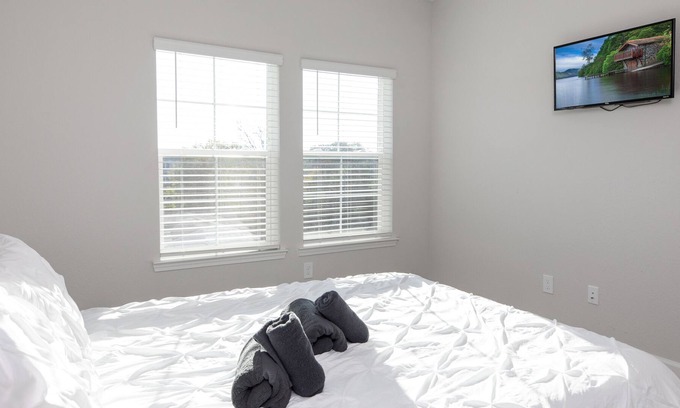 Charlotte Apartment | Stylish Uptown Loft 5 mins to Panthers Stadium, Convention Center 8305