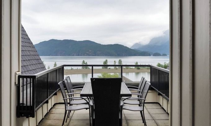 Harrison Hot Springs Condo | Stylish Urban Retreat 2BR Condo
