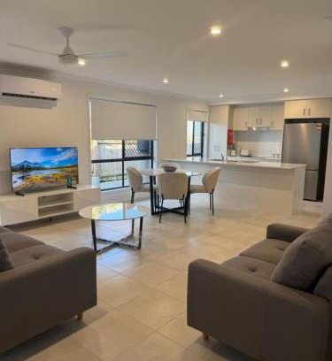 Redbank Plains House | Stylish Urban Escape 4 minutes walk to the mall
