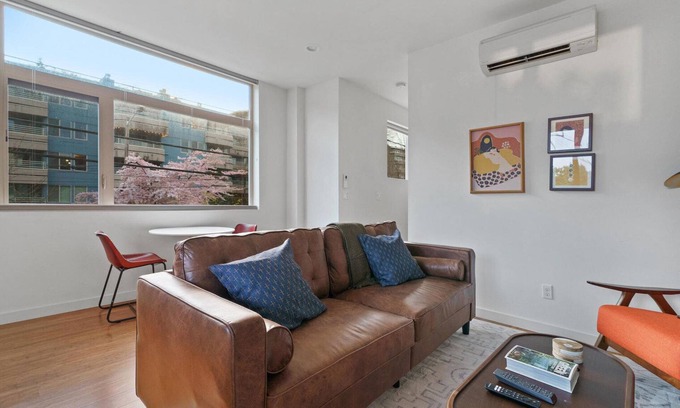 East Queen Anne House | Stylish Westlake 2BR, nr Shopping & Entertainment, by Blueground