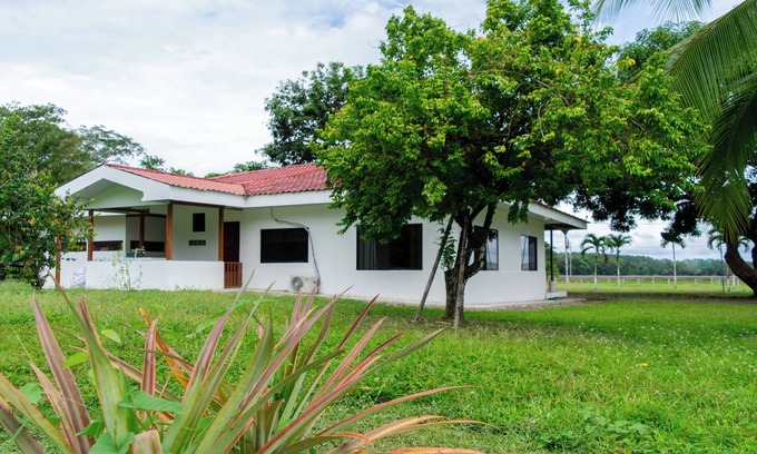 Savegre House | Stylish with Beach Access - Hot TUB & Table Tennis