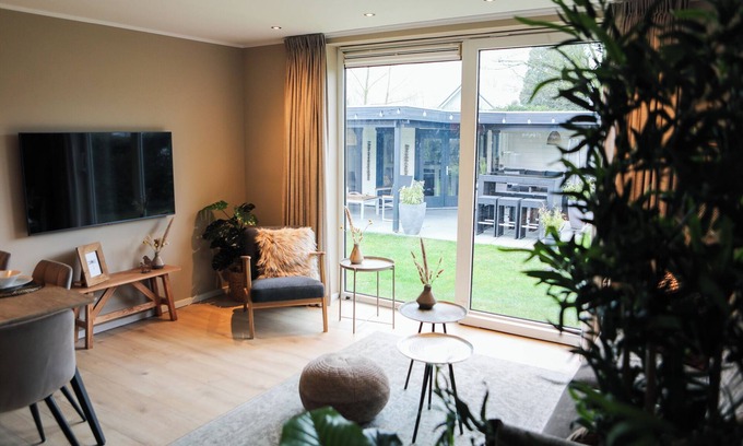 Baarland House | Stylishly furnished bungalow in Baarland