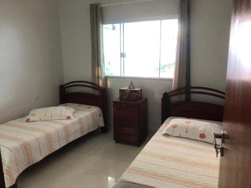 Goiania House | Suíte com janela para o jardim