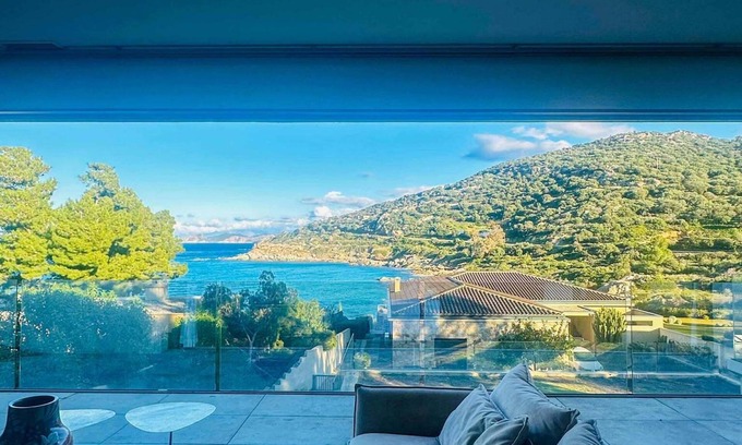 Monticello Villa | Sublime waterfront villa