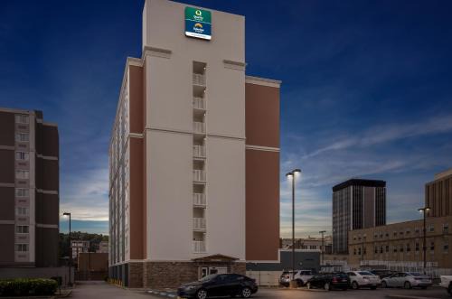 Charleston Hotel | Suburban Studios Charleston - Civic Center