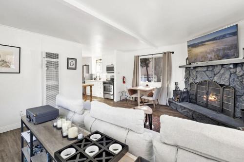 Sugarloaf House | Sugar Bear Crossing- Big Bear Retreat Cottage