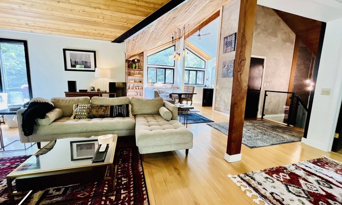Waitsfield House | Sugarbush Haus, our Chic Sugarbush VT Retreat close to mountain Sleeps 10