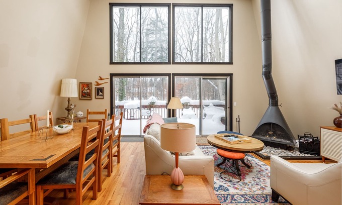 Cedar House | π‘ Sugarloaf Chalet β Pet Friendly Escape | Hot Tub Fireplace Loft Bar Area β  2510
