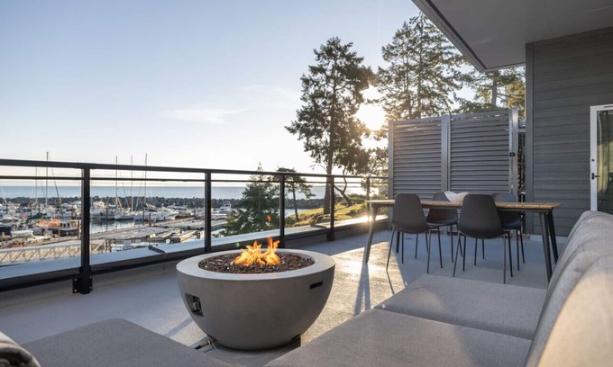Regional District of Nanaimo Apartment | Suite #208: Contemporary Oceanfront Accommodation