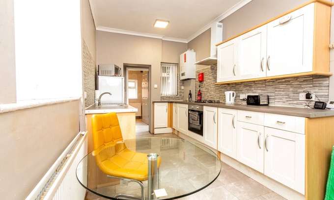 St Helens Bed & Breakfast | Suite D: Large Private Room in St Helens